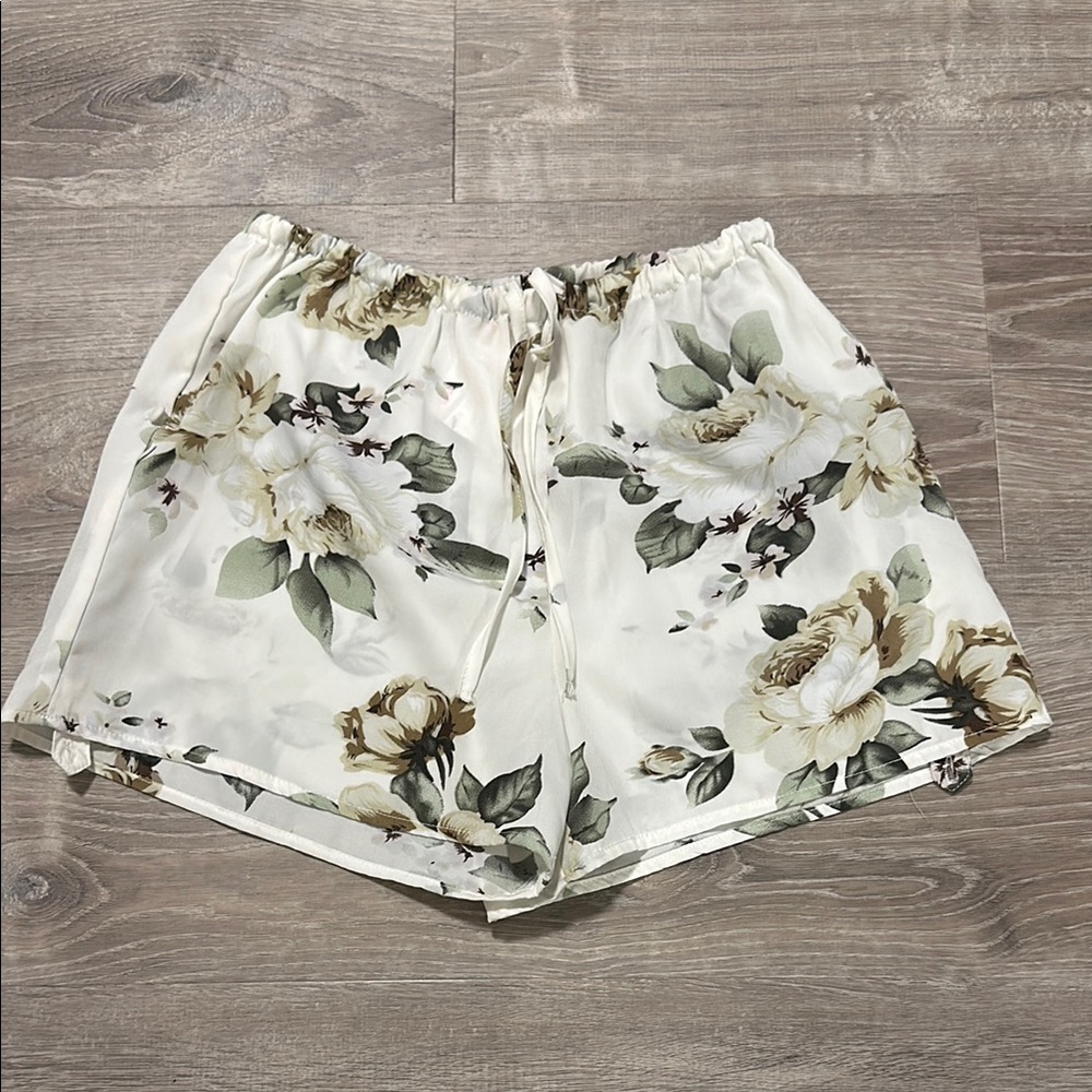 High Waist Cream and Green Shorts with Elegant Design